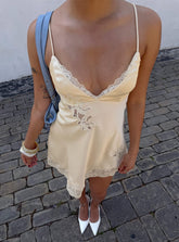 Minivestido Aloura de encaje empalmado color mantequilla