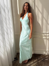 Vestido largo con lentejuelas y cuello halter Isanna color menta