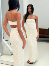 Vestido largo texturizado sin tirantes Aryela color crema