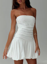 Minivestido blanco Glamour Girl sin tirantes con dobladillo burbuja