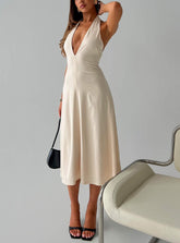 Vestido midi estilo halter Morganne con escote pronunciado color mantequilla