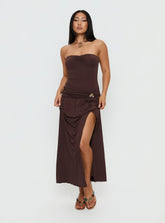 Vestido maxi Alexe sin tirantes con fruncido color chocolate