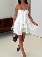 Minivestido Kalari sin tirantes con capas blanco