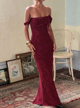 Vestido largo con hombros descubiertos Azura color borgoña
