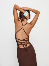 Vestido maxi con cuello halter y tirantes Pasita color chocolate