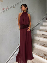 Vestido largo Darwinn con bajo caído y lentejuelas, color borgoña