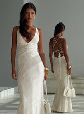 Vestido maxi con cuello halter Starcrossed (crema)