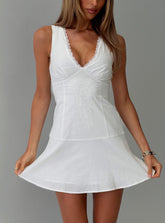 Minivestido blanco con ribete de encaje llamativo