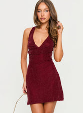 Vestido mini fruncido con cuello halter Hypnotise, brillo burdeos