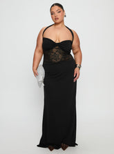 Vestido maxi Adalyne de encaje halter curvo negro