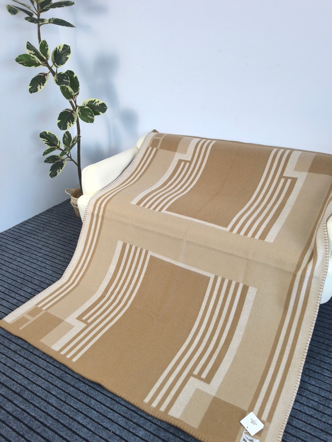 H Deco Blanket